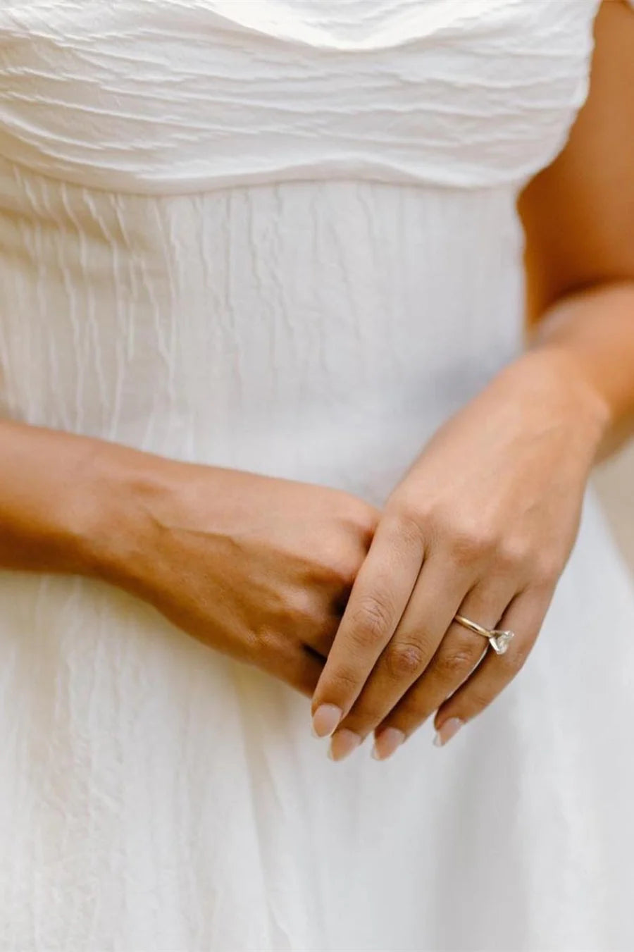 Vestido de novia de capas con corte A y hombros descubiertos